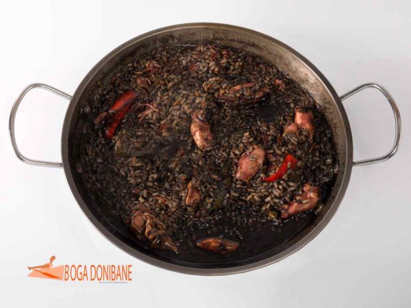 arroz-negro-de-txipirones-y-langostinos